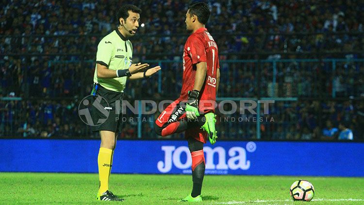 Bonyadifard Mooud saat memberi peringatan kepada Kiper Persib Bandung, Natshir Mahbuby. Copyright: © Ian Setiawan/INDOSPORT
