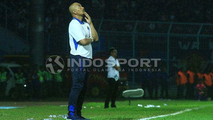 Herrie Setyawan menatap langit lantaran geregetan terhadap peluang tim asuhannya yang gagal menjadi gol. Copyright: © Ian Setiawan/INDOSPORT