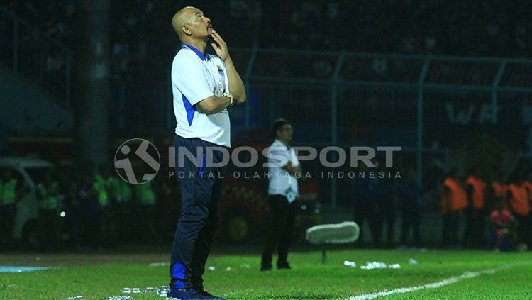 Pelatih Persib, Herrie Setyawan menatap langit lantaran geregetan terhadap peluang tim asuhannya yang gagal menjadi gol Copyright: © Ian Setiawan/INDOSPORT