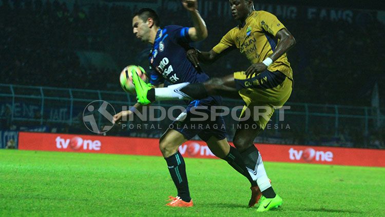 Debutan baru Arema FC, Ahmet Atayev berebut bola dengan Ezechiel Ndouasel yang sama-sama debut bersama Persib. Copyright: © Ian Setiawan/INDOSPORT