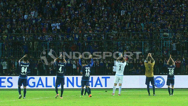 Penggawa Arema FC meminta maaf kepada Aremania atas kegagalan memberi kado kemenangan atas Persib Bandung. Copyright: © Ian Setiawan/INDOSPORT