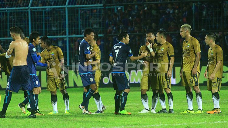 Para pemain Arema dan Persib saling bersalaman pasca terlibat pertarungan sengit selama 90 menit di Liga 1 2017. Copyright: © Ian Setiawan/INDOSPORT