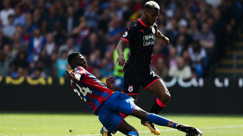 Timothy Fosu-Mensah saat melakukan tekel bersih kepada Mounie. Copyright: © Getty Images