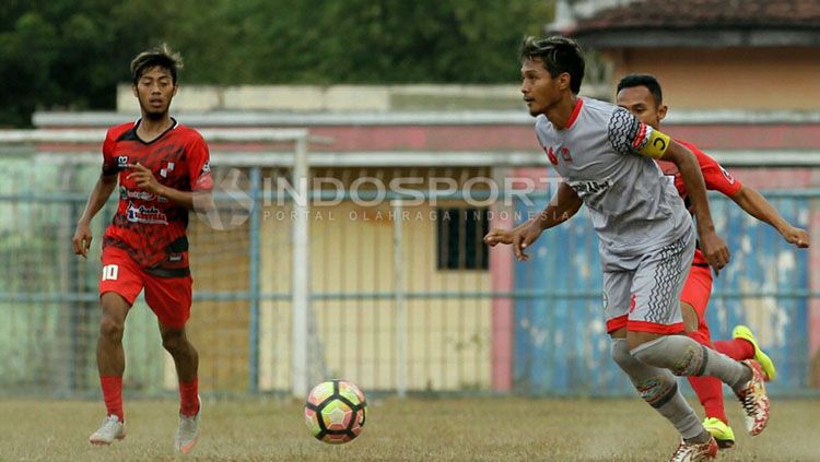 Pemain PSBI berusaha merebut bola dari pemain Martapura FC. Copyright: © Ian Setiawan/INDOSPORT