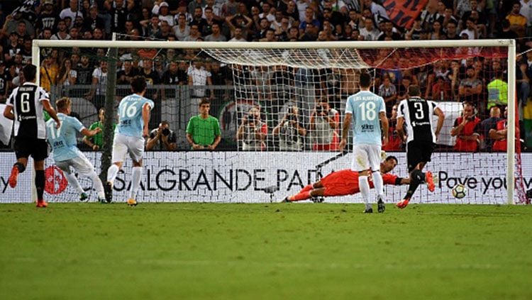 Gol penalti yang dicetak oleh Ciro Immobile. Copyright: © Getty Images