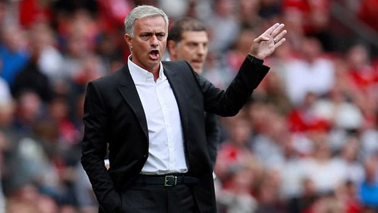 Pelatih Manchester United, Jose Mourinho. Copyright: © Daily Mail