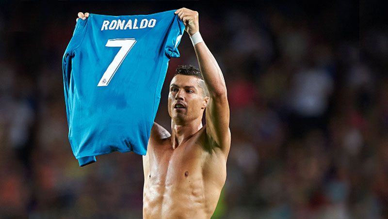 Cristiano Ronaldo mengangkat jerseynya usai mencetak gol. Copyright: © Getty Images