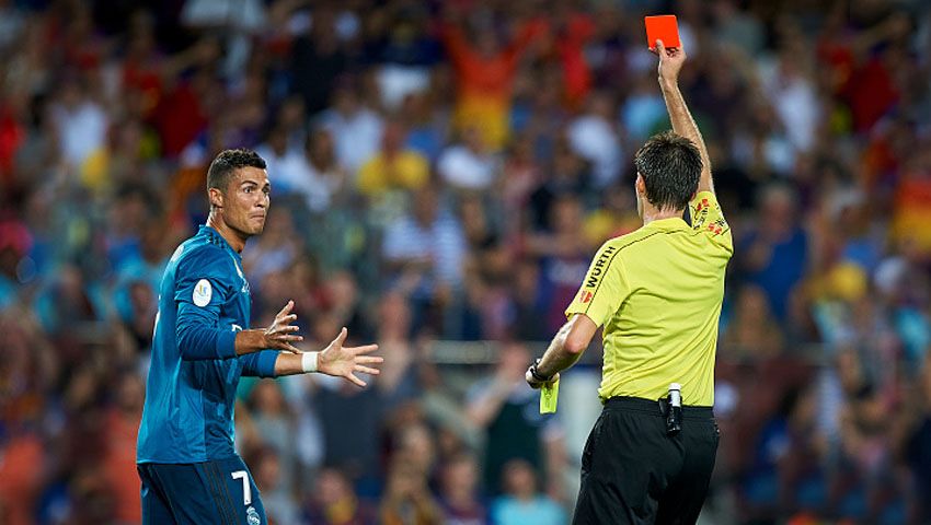 Cristiano Ronaldo tak menyangka akan diusir wasit di laga Piala Super Spanyol. Copyright: © Getty Images