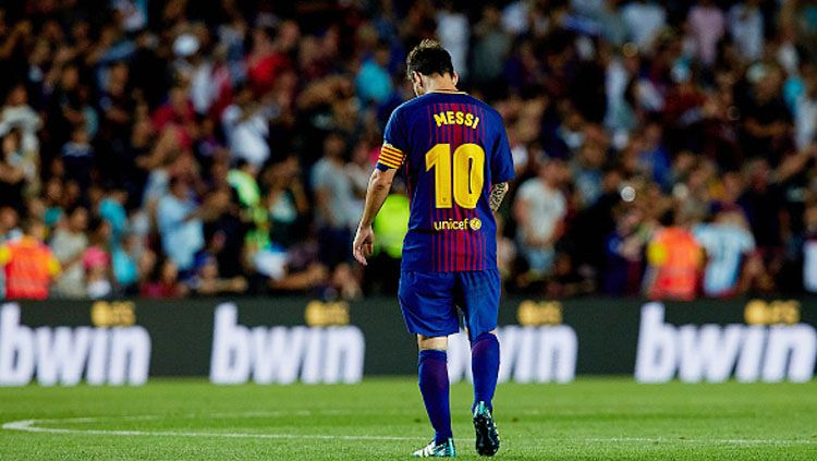 Lionel Messi tertunduk lesu Kalah dari Real Madrid dengan skor 1-3. Copyright: © Getty Images