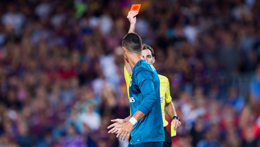 Cristiano Ronaldo menerima kartu merah pertamanya sepanjang tampil di laga El Clasico. Copyright: © Getty Images