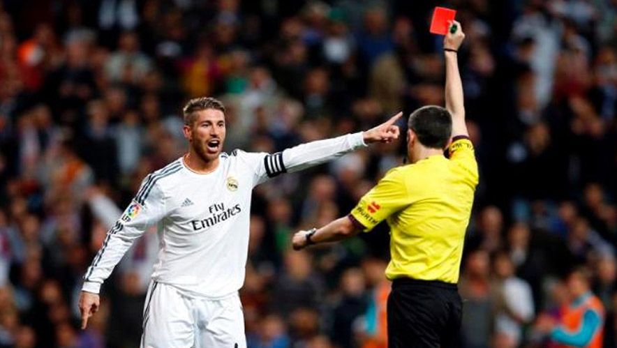 Sergio Ramos memprotes kartu merah yang diterimanya. Copyright: © Getty Images