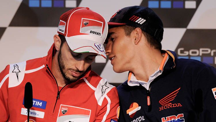 Marc Marquez tampak bisikan Andrea Dovizioso dalam jumpa per. Copyright: © Getty Images