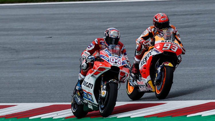 Andrea Dovizioso (kiri) dan Marc Marquez ketika bersaing di lintasan balap MotoGP. Copyright: © Getty Images