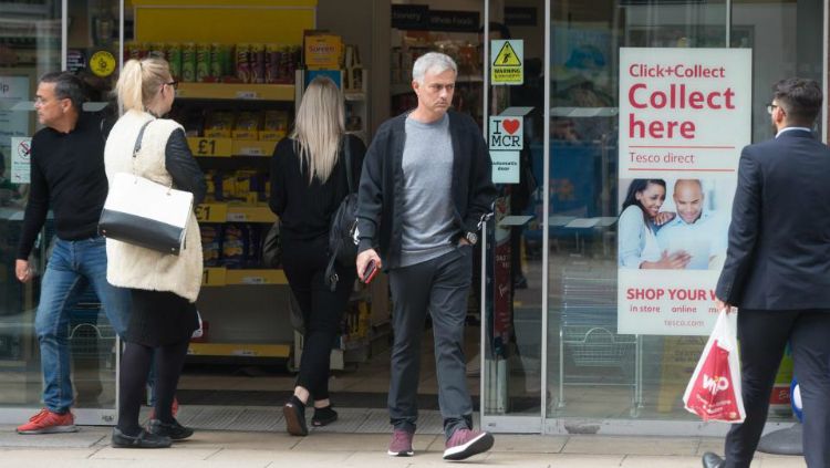 Jose Mourinho tengah berbelanja di toko grosir. Copyright: © Thesun.co.uk