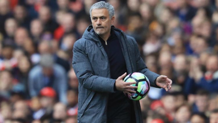 Jose Mourinho masih belum mau segera pensiun. Copyright: © Premierleague.com
