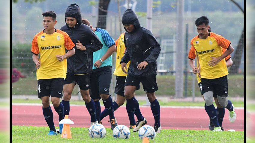 Timnas Thailand U-23 berlatih di tengah rintik hujan. Copyright: © nationmultimedia.com