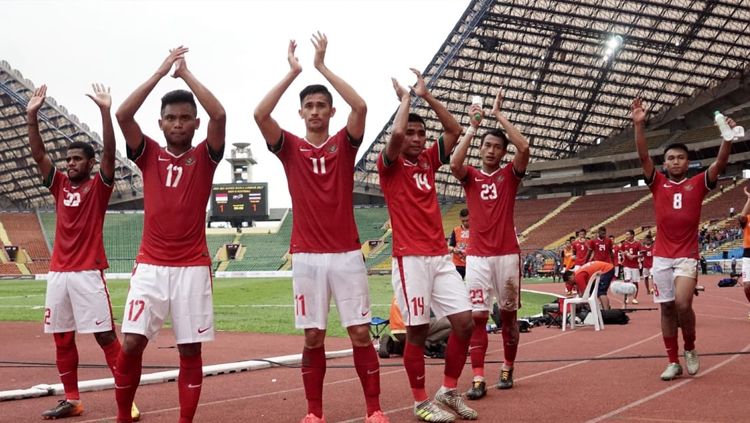 Pemain Tim Nasional Indonesia berterima kasih kepada suporter yang hadir memberi dukungan langsung ke Stadion Shah Alam. Copyright: © Aditia Noviansyah/kumparan