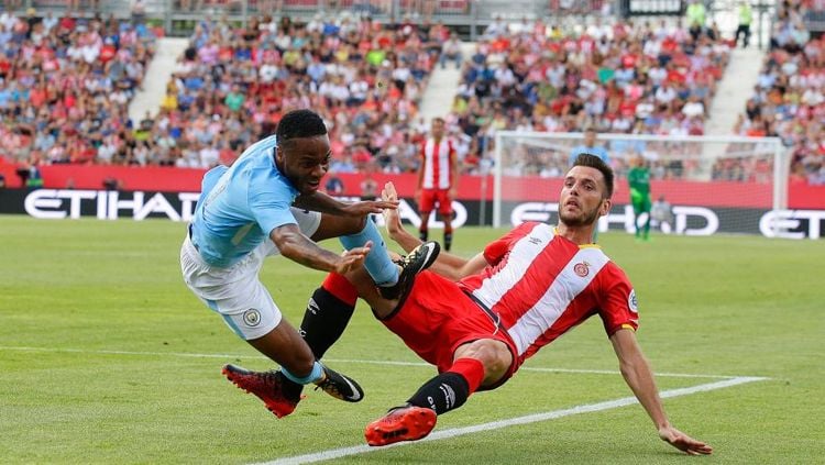 Sterling ditekel pemain Girona FC. Copyright: © Official Manchester City
