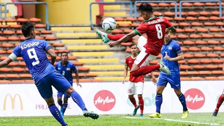 Hargiyanto melompat meraih bola. Copyright: © the-afc