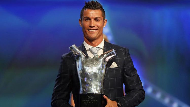 Cristiano Ronaldo saat meraih penghargaan pemain terbaik Eropa 2016. Copyright: © UEFA.com