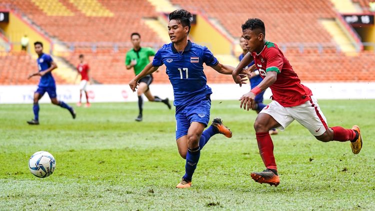 Osvaldo Haay (kanan) duel dengan pemain Thailand untuk mendapatkan bola. Copyright: © kualalumpur2017.com