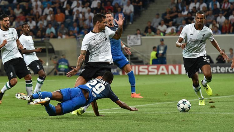 Dejan Lovren dan Serge Gnabry di babak pertama Hoffenheim vs Liverpool. Copyright: © Getty Images