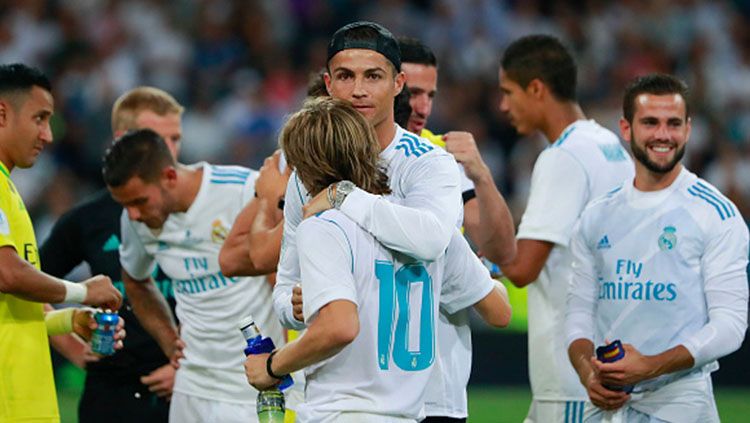 Cristiano Ronaldo memberi pelukan kepada Luka Modric selepas pertandingan selesai. Copyright: © Getty Images