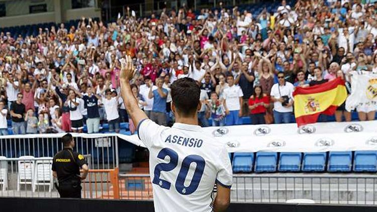 Marco Asensio saat diperkenalkan Real Madrid. Copyright: © Getty Images
