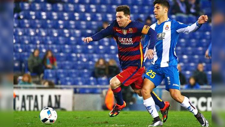 Marco Asensio berduel dengan Lionel Messi. Copyright: © Getty Images