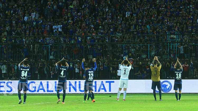 Skuat Arema FC berharap dukungan Aremania dalam setiap laga kandang. Copyright: © Indosport/Ian Setiawan