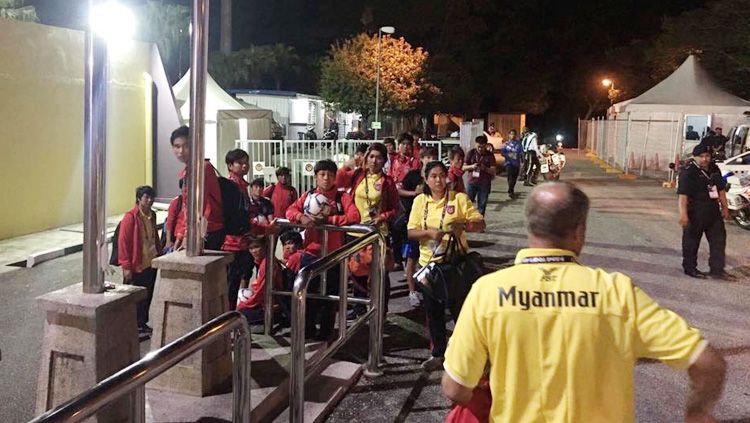 Skuat Timnas Wanita Myanmar tidak bisa kembali ke penginapan lantaran bus mereka tidak ada supir. Copyright: © Myanmar Football 12th Players