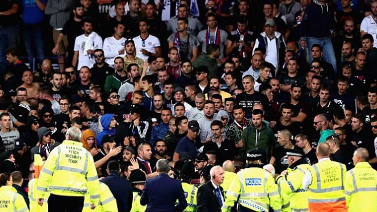 Polisi mengamankan penggemar Hajduk Split yang membuat keributan dengan fans Everton di Liga Europa semalam. Copyright: © dailymail.co.uk