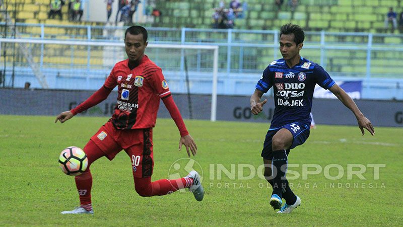 Hendro Siswanto harus menjaga Sunarto, pemain Persiba yang dipinjam dari Arema. Copyright: © Ian Setiawan/Football265.com