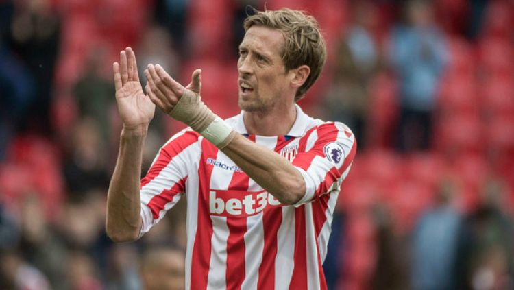 Peter Crouch, legenda Timnas Inggris memutuskan untuk pensiun dari dunia sepak bola. Copyright: © Getty Images