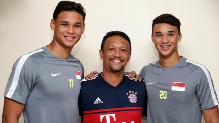 Irfan Fandi (kiri) dan Ikhsan bersama sang ayah, Fandi Ahmad. Copyright: © Wee Teck Hian/TODAY