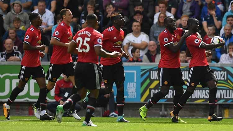 Selebrasi Eric Bailly dan para pemain Manchester United. Copyright: © Twitter @Man_Utd