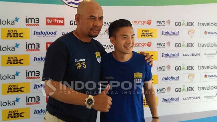 Kim Jeffrey Kurniawan dan pelatih Persib Herrie Setyawan (kiri). Copyright: © Gita Agiet/Indosport