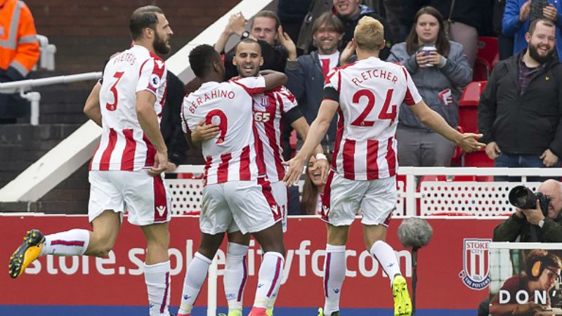 Jese Rodriguez merayakan gol debutnya bersama para rekannya. Copyright: © Getty Images