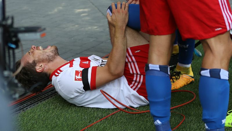 Nicolai Muller merasa kesakitan setelah melakukan selebrasi yang berlebihan. Copyright: © Getty Images