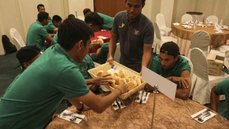 Bima Sakti memberikan beberapa kue kepada para penggawa Timnas U-22. Copyright: © Viva.co.id