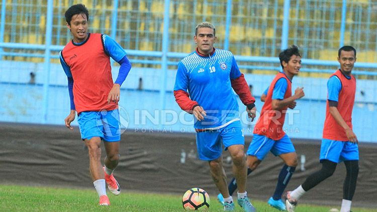 Cristian Gonzales dkk akan kembali merasakan kompetisi level Asia. Copyright: © Ian Setiawan/INDOSPORT