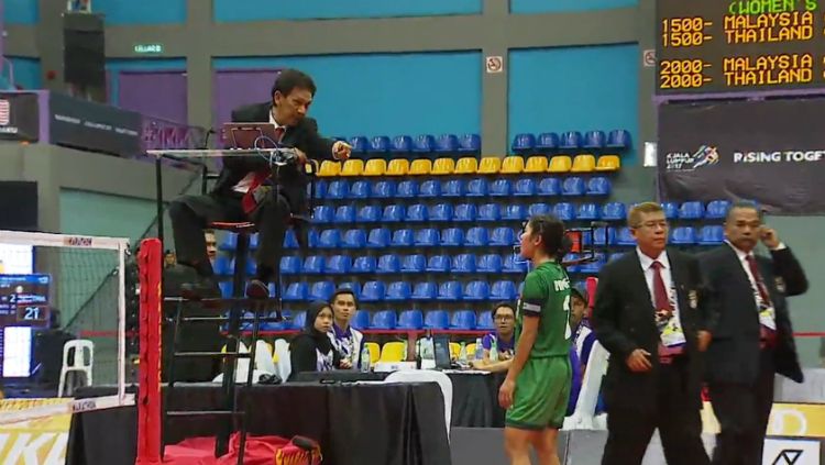 Timnas Sepak Takraw Indonesia melakukan protes kepada wasit Malaysia. Copyright: © Vidio.com