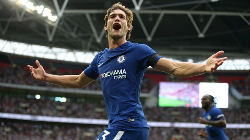 Marcos Alonso merayakan gol keduanya ke gawang Tottenham. Copyright: © Getty Images