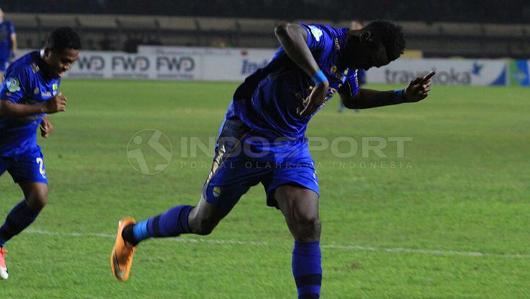 Ezechiel N'Douassel cetak gol penutup ke gawang Persegres Gresik United. Copyright: © Gita Agiet/INDOSPORT