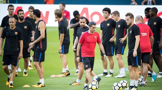 Ernesto Valverde (tengah) saat sedang melatih Barcelona. Copyright: © Getty Images