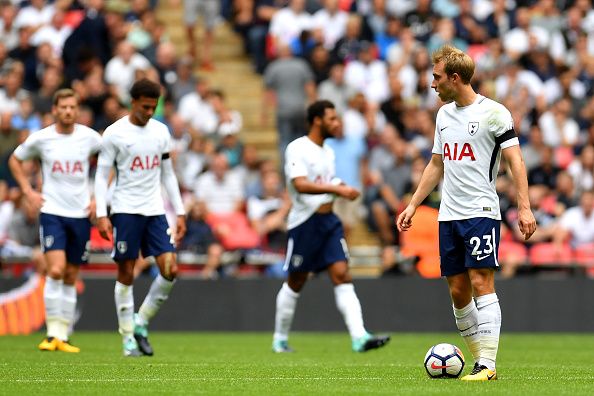 Ekspresi kekecewaan para pemain Tottenham Hotspur saat melawan Chelsea. Copyright: © Getty Images