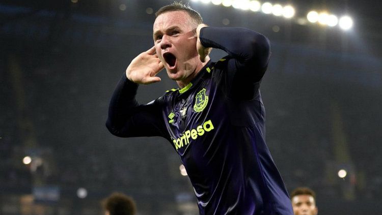 Wayne Rooney melakukan selebrasi usai mencetak gol ke gawang Manchester City. Copyright: © The Sun