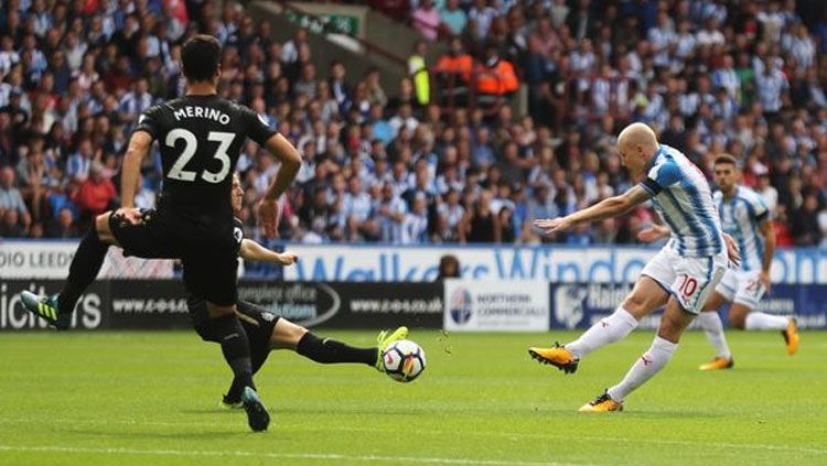 Aaron Mooy (kanan) saat mengeksekusi bola. Copyright: © mirror.co.uk