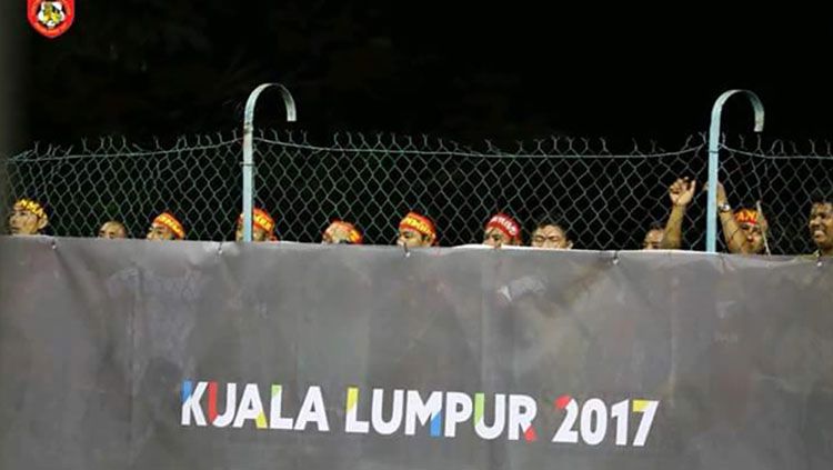 Memprihatinkan suporter harus menyaksikan pertandingan sepakbola dari luar stadion. Copyright: © malaysiakini.com