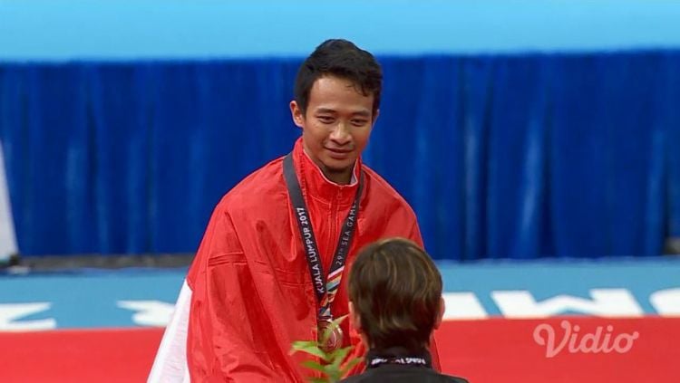 Agus Prayoko berhasil merebut medali emas di cabang senam artistik nomor vault putra perorangan, Rabu (4/12/19), dengan torehan 14.734 poin. Copyright: © Vidio.com